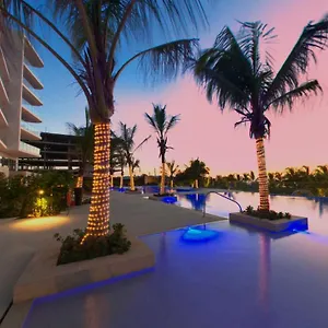 Apartment Seaside Retreat: Beachfront Comfort Near Historic Center